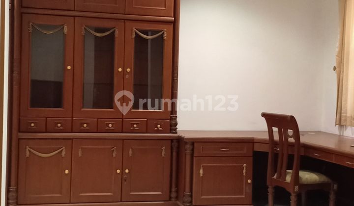 Disewa Rumah 2lt Furnish Di Puri Kencana, Luas Tanah 200m2, Hdp Utara, Harga Rp 175jt/th. 2