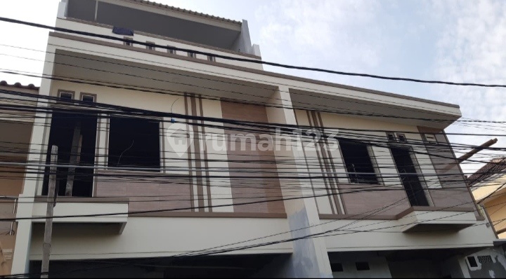 For Sale New 3-Story House, Size 4.8x13m², South Facing, Price Rp 2.09 M.