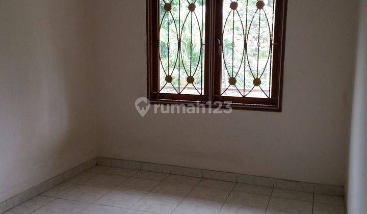 Di Sewa Rumah 2lt Di Duri Kepa, Uk 6x20m2, Hdp Utara, Jln 2 Mobil, Hrg 70 Jt/th. 2