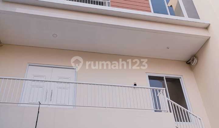 For Sale 3-Story Move-In Ready House in Puri Indah, Size 8x20 m², Price Rp 7.5M.