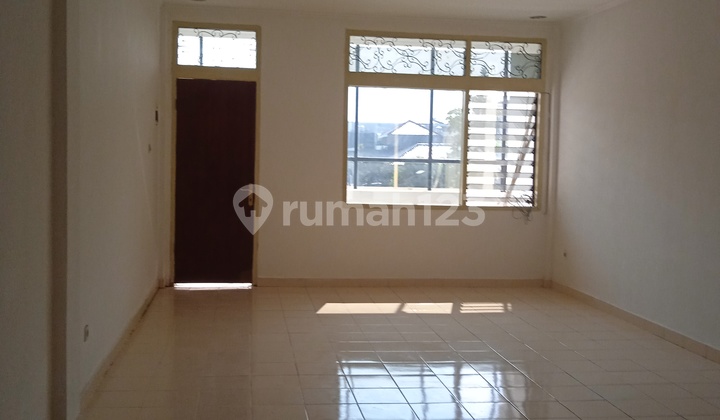 For Rent: 3-Story Row Shop in Green Ville Complex, Price Rp 180 Million/year. 2