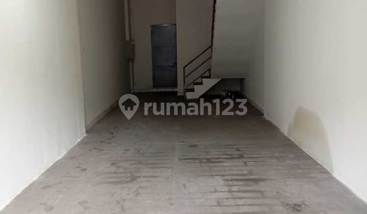 For Rent 3-Story Shophouse in Slipi Kemanggisan, Size 5x17m², Price Rp 210 million/year. 2