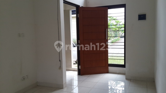Cool and Lush House Across from Lazuardi Elementary School, Cinere, Depok 2