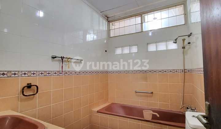 Rumah Bangunan 2 Lantai Siap Huni Area Lebak Bulus  2