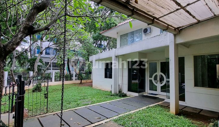 Kebayoran Baru - Large Move-In Ready House in a Quiet and Safe Neighborhood
