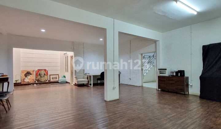 Kebayoran Baru - Large Move-In Ready House in a Quiet and Safe Neighborhood 2
