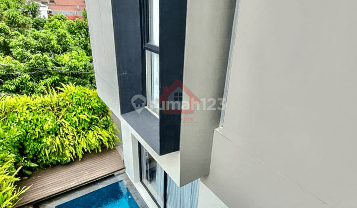 Rumah 3 Lantai Bagus Semi Furnished SHM di Bintaro 2