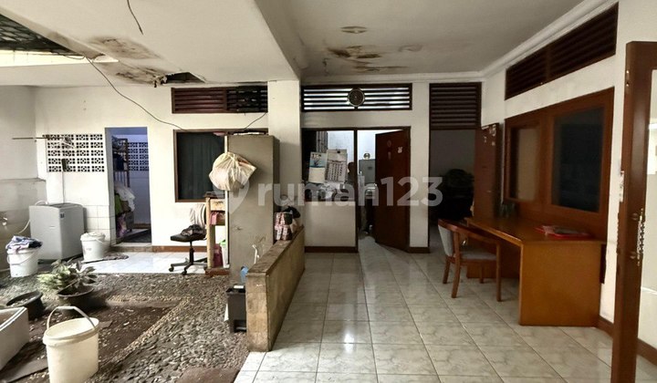 Well-Maintained Old House Ready to Occupy in West Tebet Well-Maintained Old House Ready to Occupy in West Tebet