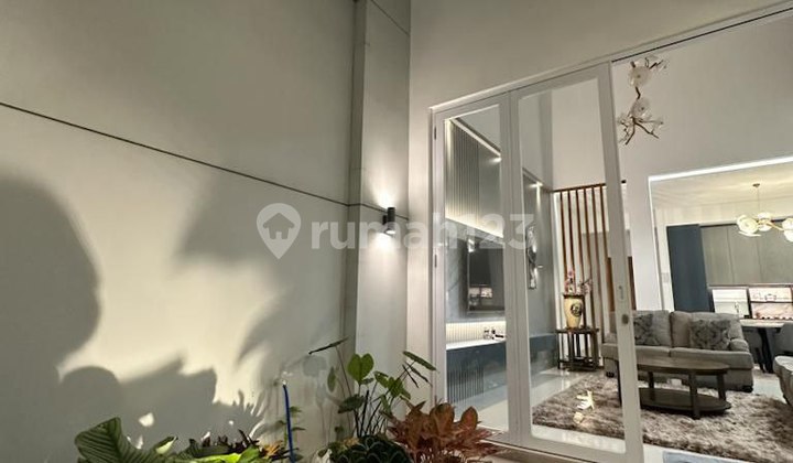 Luxury House in the Elite Area of Dago City Center, Bandung 2