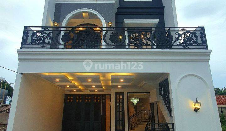 Rumah Lux Klasik 3 Lantai Plus Rooftop di Cipedak Jagakarsa 1