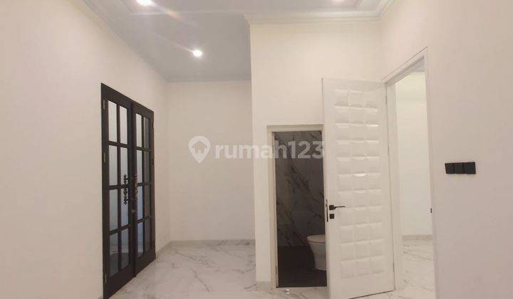 Rumah Lux Klasik 3 Lantai Plus Rooftop di Cipedak Jagakarsa 2