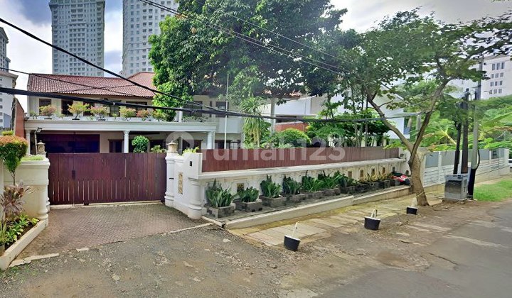 Luxury Ready-to-Occupy House in the Elite Permata Hijau Complex, South Jakarta Luxury Ready-to-Occupy House in the Elite Permata Hijau Complex, South Jakarta