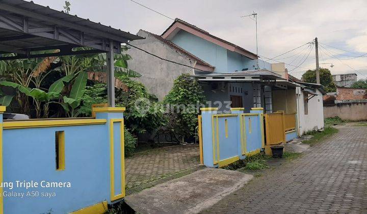 Rumah Dalam Komplek Dengan Pekarangan Luas 1