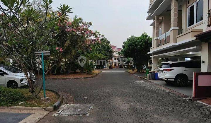 Dijual Rumah Mewah Hook 3 Lantai Furnished di Jatibening 2