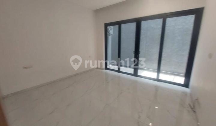 Dijual Rumah 2 Lantai Semi Furnished di Kelapa Gading