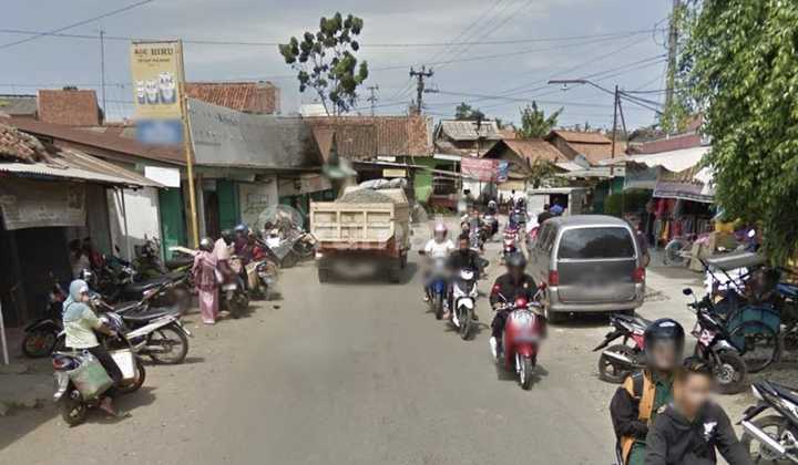 For rent 2 new shophouses near the market in Cilacap.