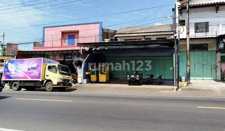 Warehouse and shop for sale in Cilongok.