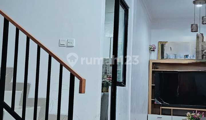 Dijual Rumah 3 Lantai  SHM Semi Furnished di Victoria Hill 2