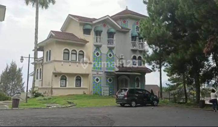 Dijual Rumah Villa 3 lantai Furnished di Kota Bunga Cipanas 1