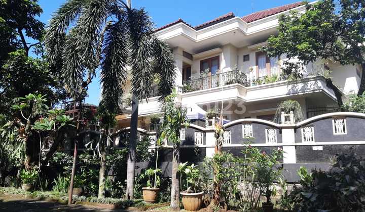 Dijual Rumah Mewah Full Furnished di Jl. Galunggung Limo Depok