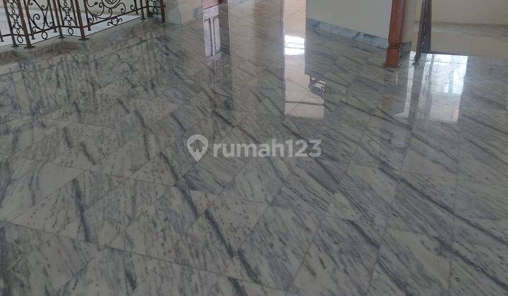 Rumah besar 2 lantai 9