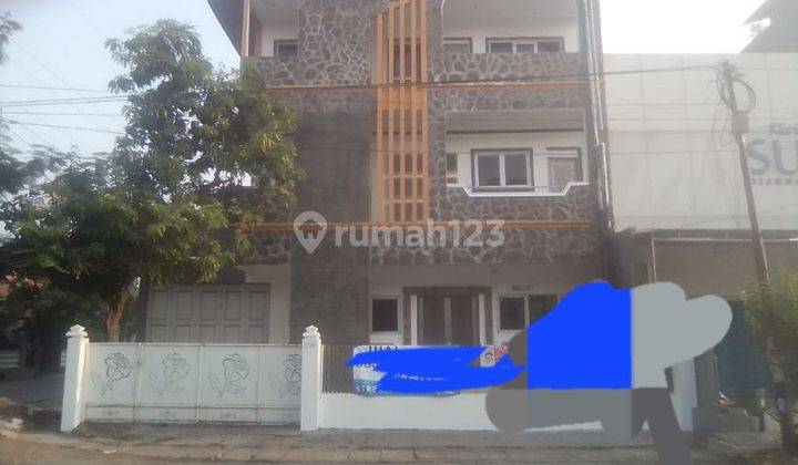 Rumah 3 lantai pinggir jln  cocok untuk usaha 1