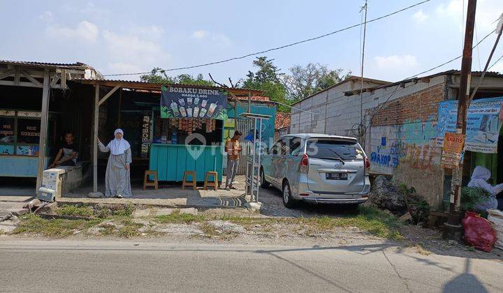 Tanah di pertigaan depan jalan raya 1