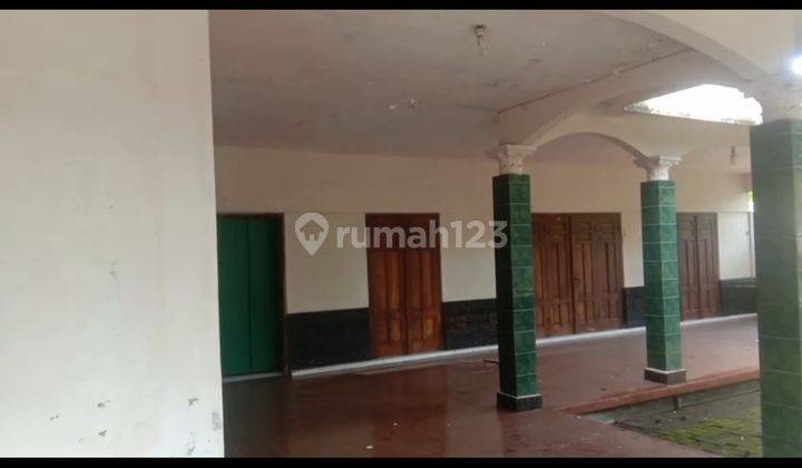 Rumah Besar Dengan Halaman Luas 2
