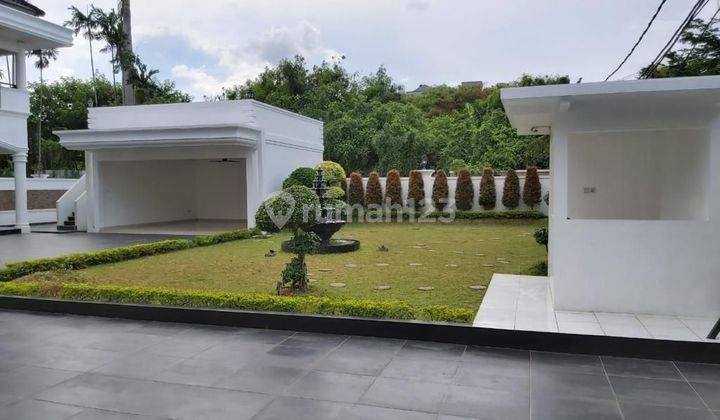 Dijual Rumah di Kemang, Jakarta Selatan Ada Private Pool dan Siap HuniRumah baru dapat 3 lampu cristal baru

- Luas tanah 973 m² (SHM)
- Bentuk tanah kotak
- Ukuran 24 mtr x 40,5 mtr (Hook)
- Luas bangunan -/+ 1.100 m²
- 2 Lantai
- Rumah hadap utara
- Beb 2