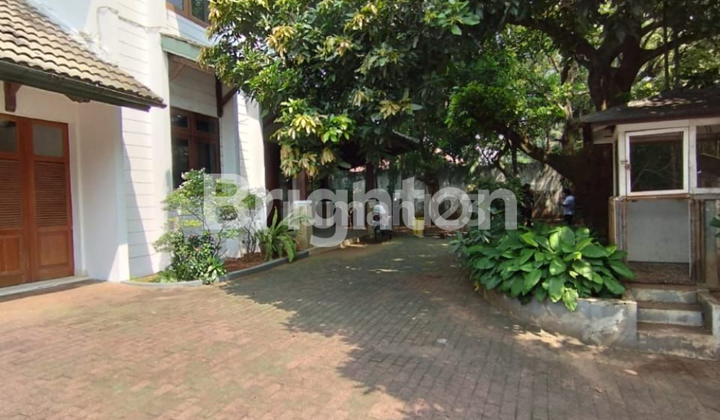 Rumah Mewah Asri Halaman Luas Pool Jakuzzi Lokasi Elite Kemang Jakarta Selatan