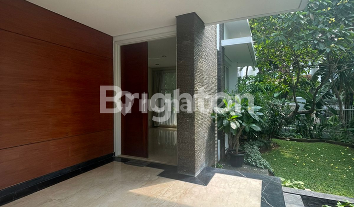 LUXURIOUS READY-TO-OCCUPY HOOK HOUSE WITH POOL IN ELITE PONDOK INDAH COMPLEX, SOUTH JAKARTA 2
