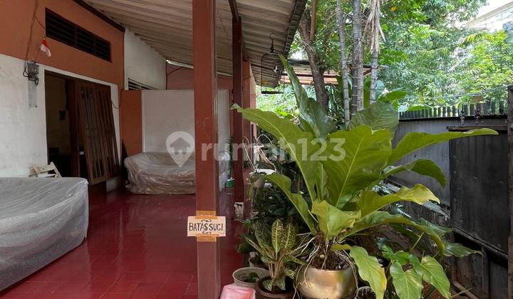 Rumah Hitung Tanah Strategis Selangkah ke Gandaria City Mall Jakarta Selatan