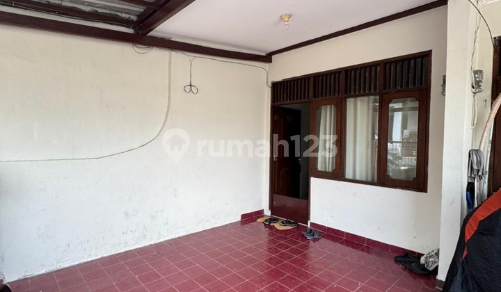 STRATEGIC READY-TO-RUN BOARDING HOUSE NEAR MRT LEBAK BULUS STATION, SOUTH JAKARTA