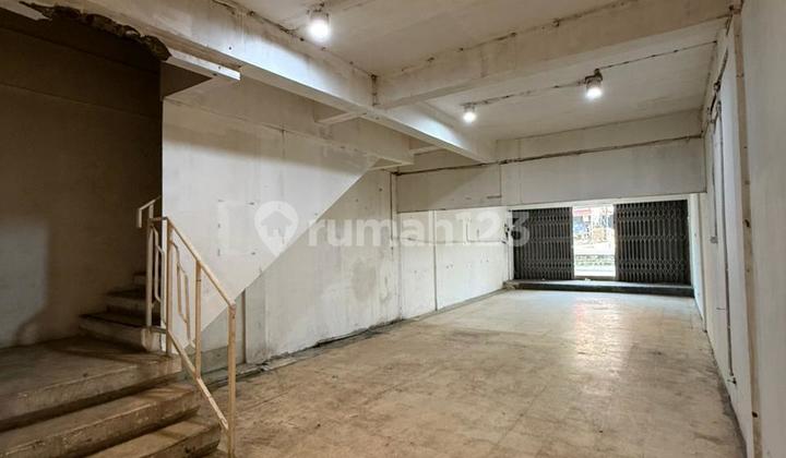 Strategic Commercial Building on Bustling Cinere Raya Road, Depok