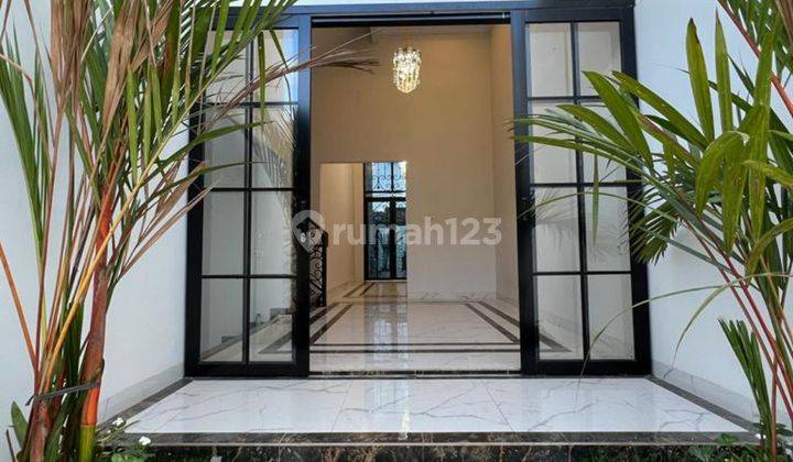 Rumah Mewah European Classic Konsep Split Level di Jagakarsa  11