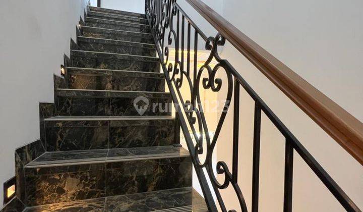 Rumah Mewah European Classic Konsep Split Level di Jagakarsa  17
