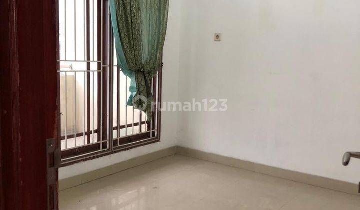 Rumah 2 Lantai di Komplek Perumahan Taman Kota, Daan Mogot 2