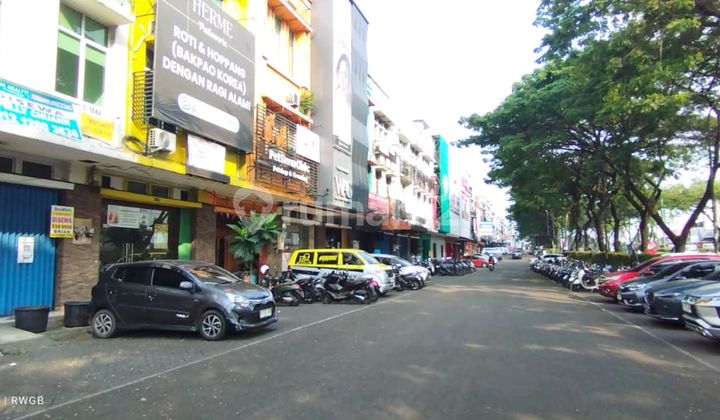 For rent, a strategic roadside shop house ready to occupy on Toll Boulevard, BSD City.