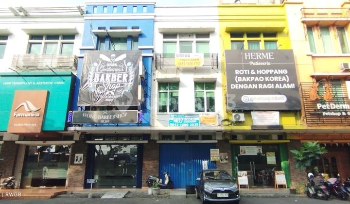 For rent, a strategic roadside shop house ready to occupy on Toll Boulevard, BSD City.