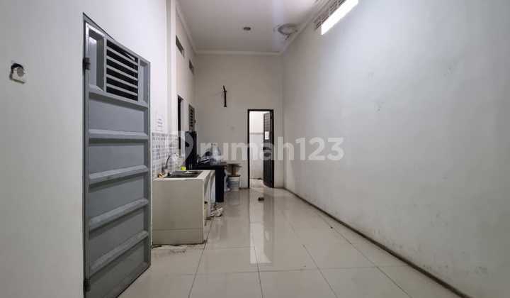 Shop house in the Sukorejo area. 2