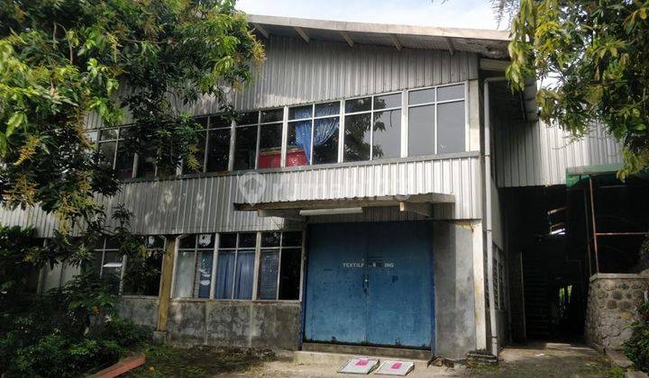 Gudang sewa dengan ruang showroom mewah dan kantor di area kawasan industri Semarang 1