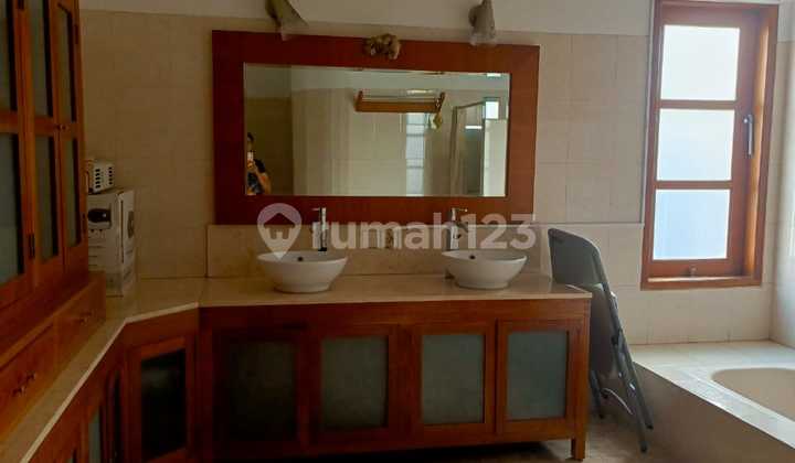 House with Full Ventilation, Air Circulation Flowing, Not Hot. House with Full Ventilation, Air Circulation Flowing, Not Hot.