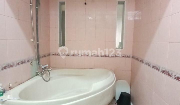 2-Story House in a Quiet Neighborhood, 10 Minutes to the Airport