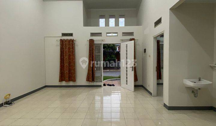 Sewa Nego Rumah Bagus Semi Furnished di Kota Baru Parahyangan  1