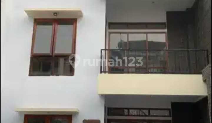 Rumah Siap Huni Desain Modern Kawasan Aman di Setraduta Bandung