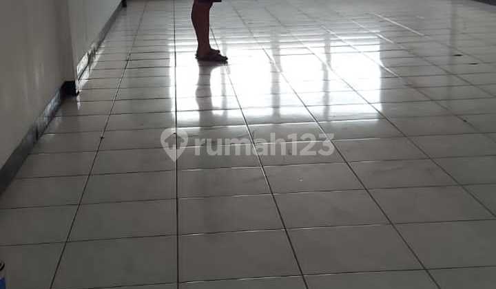 Ready-to-Use Exclusive Shop House on Main Road Location at Jalan Peta, Bandung. 2