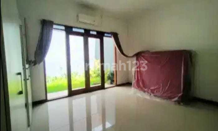 Comfortable Semi-Furnished House with Easy Access in Cibabat, North Cimahi
