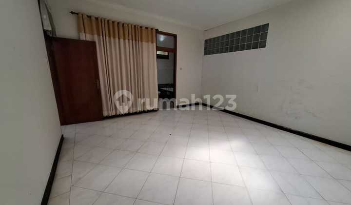 Hunian Siap Huni dengan 4+1 Kamar Tidur dan Garasi Luas di Nusa Sari, Cimahi