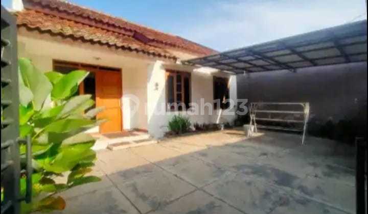 Comfortable Semi-Furnished House with Easy Access in Cibabat, North Cimahi