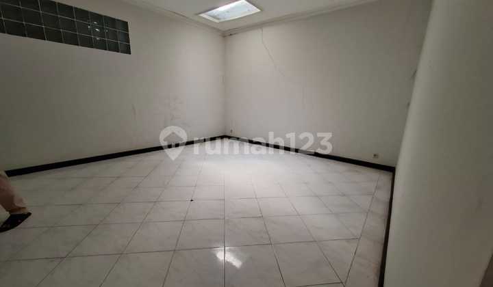 Ready-to-Occupy Residence with 4+1 Bedrooms and Spacious Garage in Nusa Sari, Cimahi 2